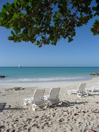Imagen de los exteriores del Hotel Buccaneer Beach Club. Foto 8