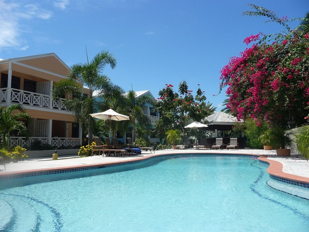 Imagen de la piscina del Hotel Buccaneer Beach Club. Foto 16