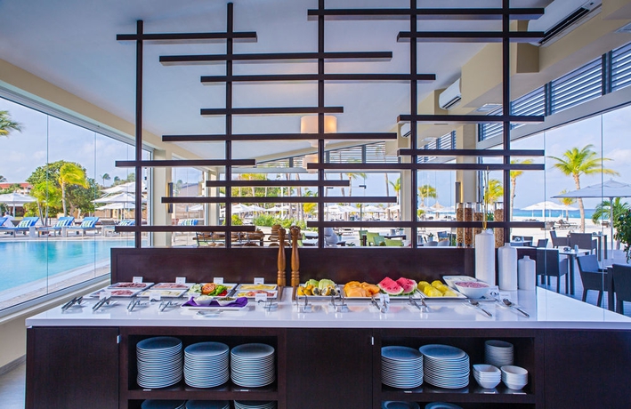 Imagen del bar/restaurante del Hotel Bucuti and Tara Beach Resort - Adults Only. Foto 3