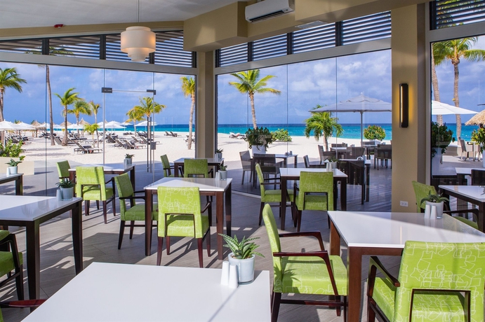 Imagen del bar/restaurante del Hotel Bucuti and Tara Beach Resort - Adults Only. Foto 5