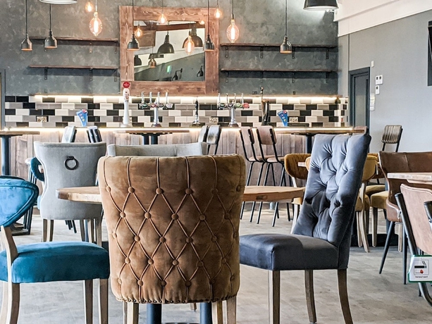 Imagen del bar/restaurante del Hotel Bude Holiday Resort. Foto 2