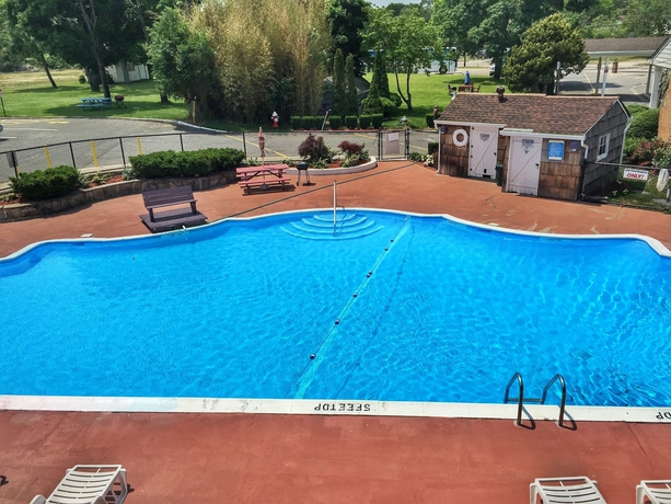 Imagen de la piscina del Hotel Budget Host East End In Riverhead. Foto 18