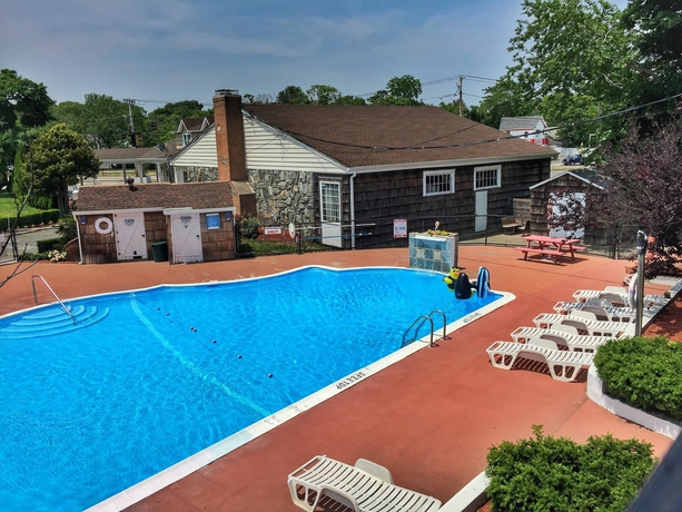 Imagen de la piscina del Hotel Budget Host East End In Riverhead. Foto 19