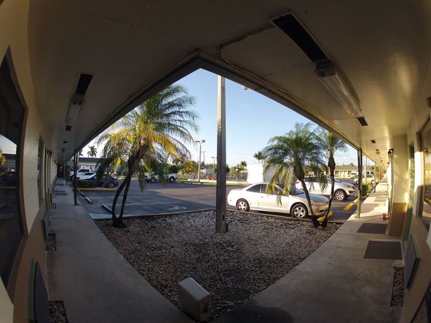 Imagen de los exteriores del Hotel Budget Host Inn, Florida City. Foto 4