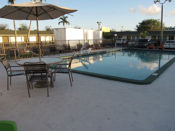 Imagen de la piscina del Hotel Budget Host Inn, Florida City. Foto 15