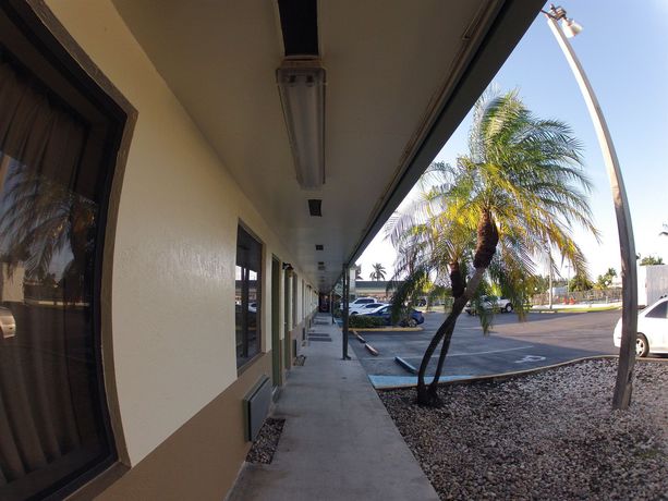 Imagen de los interiores del Hotel Budget Host Inn, Florida City. Foto 11