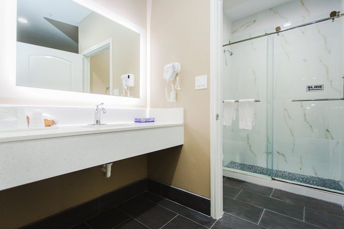 Imagen de la habitación del Hotel Budget Host Inn and Suites. Foto 12