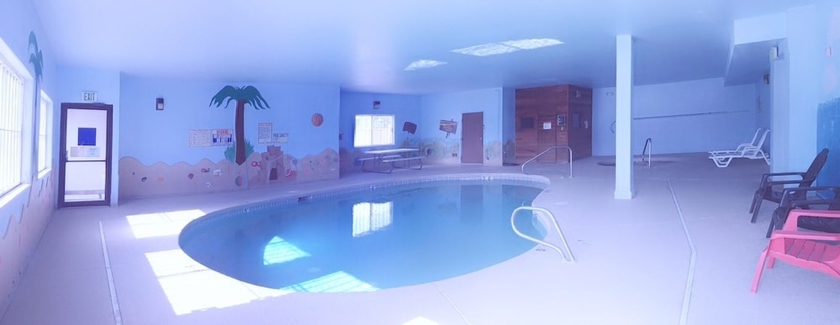Imagen de la piscina del Hotel Budget Host Royal Gorge Inn. Foto 16