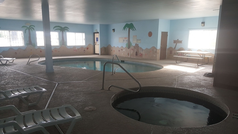 Imagen de la piscina del Hotel Budget Host Royal Gorge Inn. Foto 19