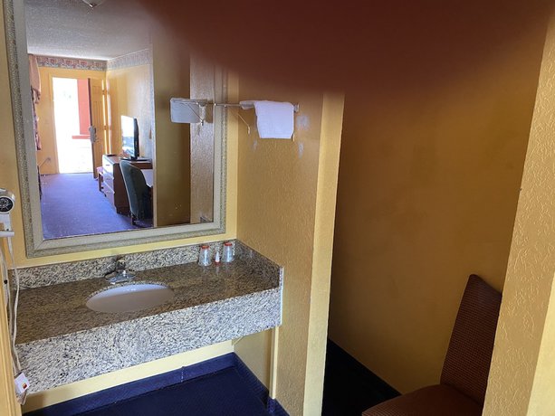 Imagen de la habitación del Hotel Budget Inn And Suites. Foto 6