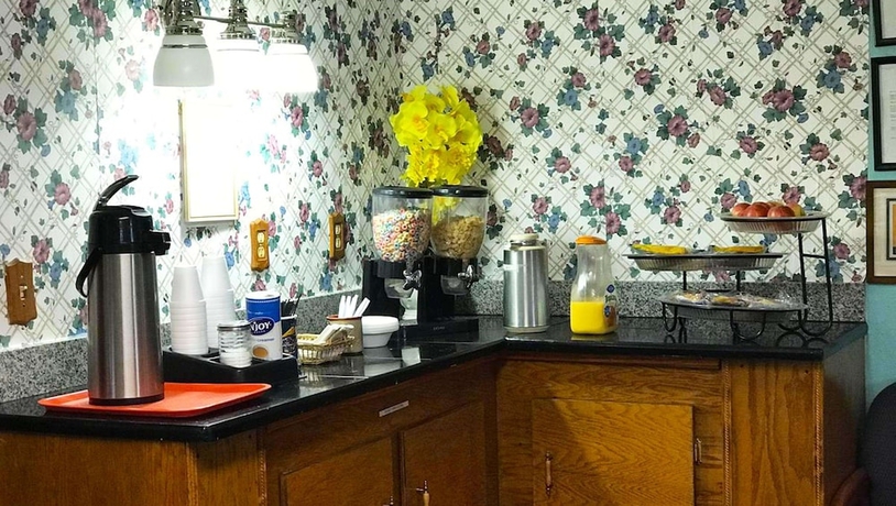 Imagen de los interiores del Hotel Budget Inn Corning. Foto 17