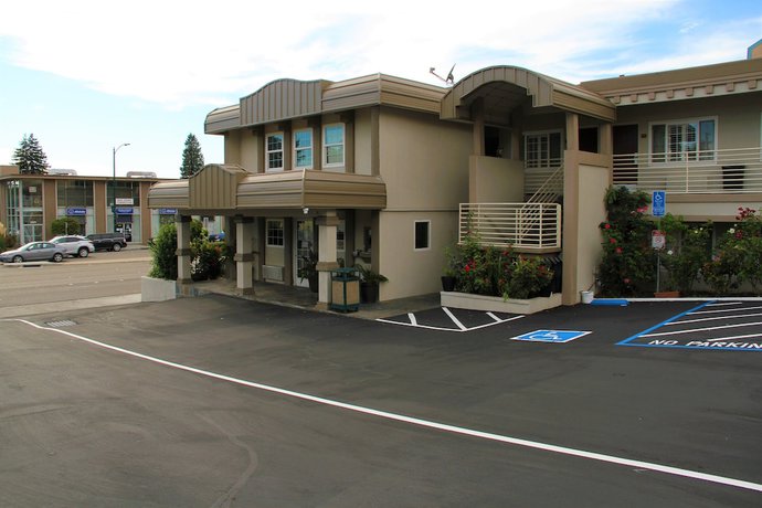 Imagen de los interiores del Hotel Budget Inn of Hayward. Foto 20