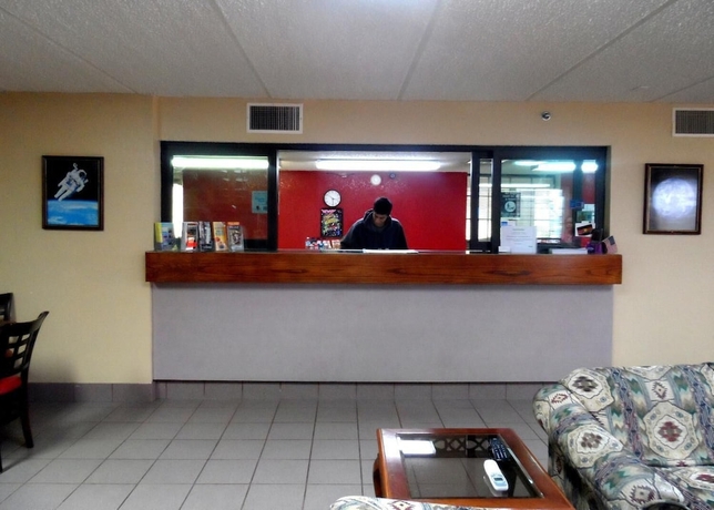 Imagen de los interiores del Hotel Budgetel Inn Nasa. Foto 16