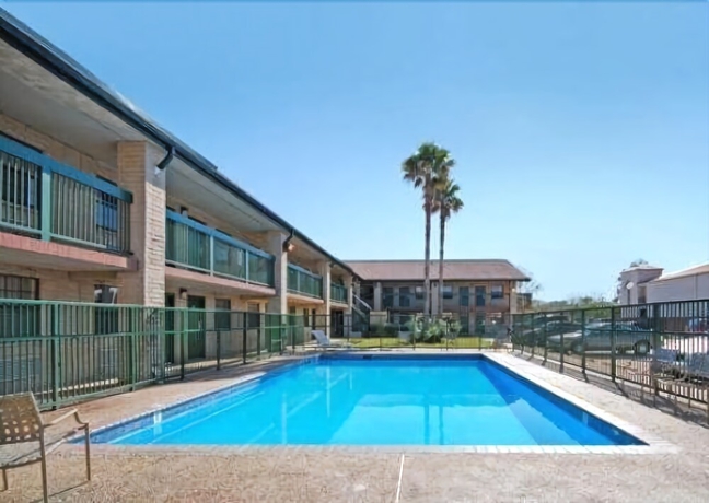 Imagen de la piscina del Hotel Budgetel Inn Nasa. Foto 19