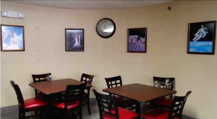 Imagen del bar/restaurante del Hotel Budgetel Inn Nasa. Foto 2