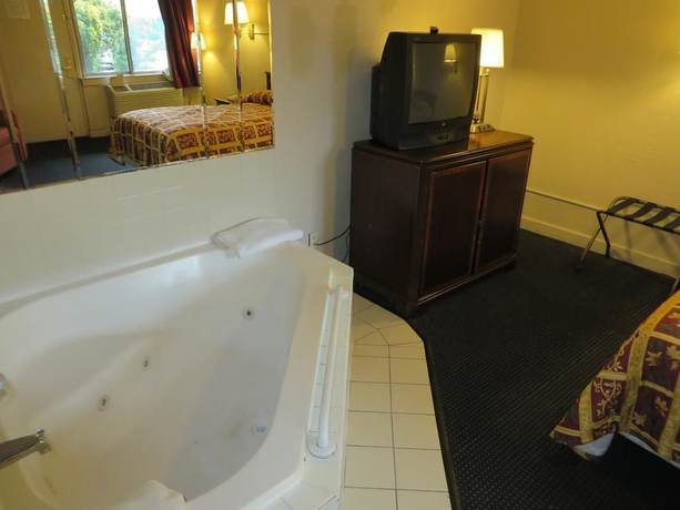 Imagen de la habitación del Hotel Budgetel Inn and Suites, Louisville. Foto 11