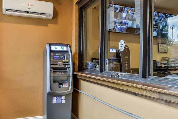 Imagen de los interiores del Hotel Budgetel Inn and Suites Raleigh Downtown East. Foto 12