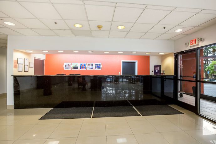 Imagen de los interiores del Hotel Budgetel Inns And Suites - Atlanta Galleria Stadium. Foto 18