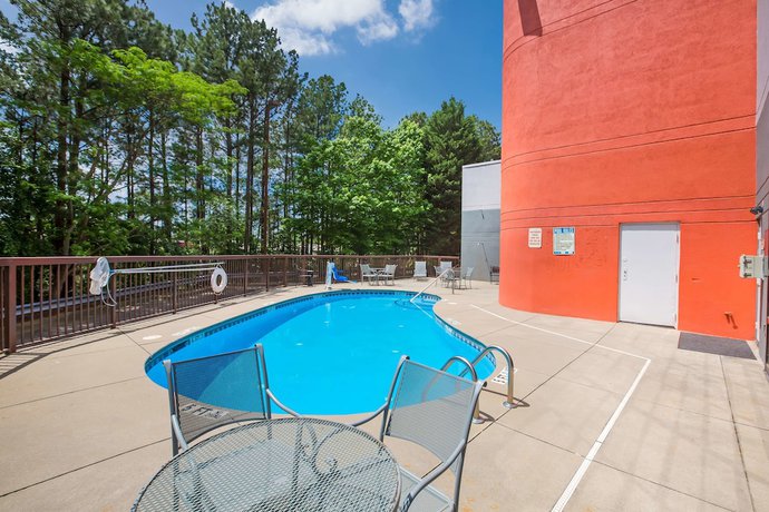 Imagen de la piscina del Hotel Budgetel Inns And Suites - Atlanta Galleria Stadium. Foto 20