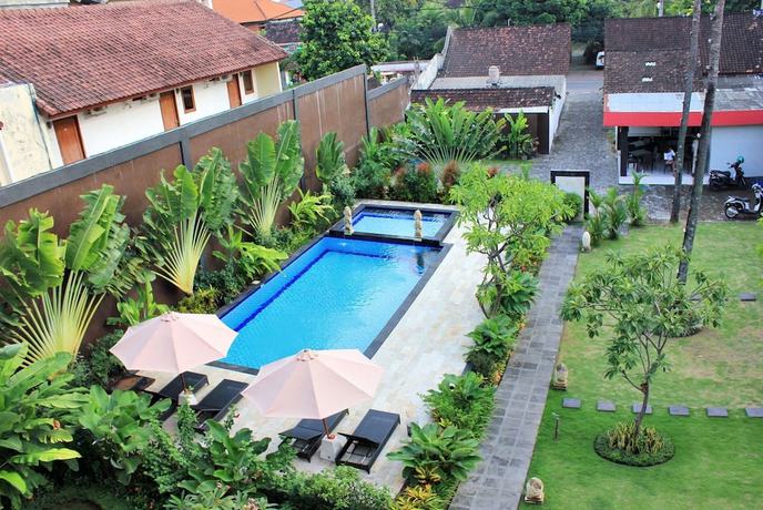 Imagen de la piscina del Hotel Budhi. Foto 20
