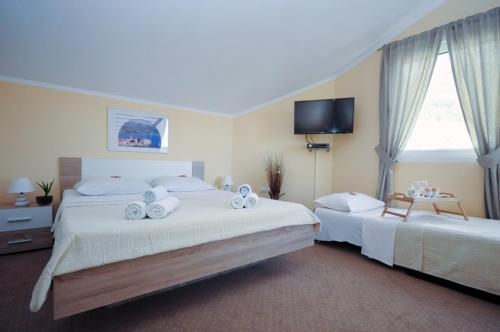 Imagen de la habitación del Hotel Budva Inn Guest House. Foto 8