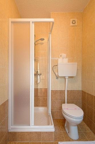 Imagen de la habitación del Hotel Budva Inn Guest House. Foto 9