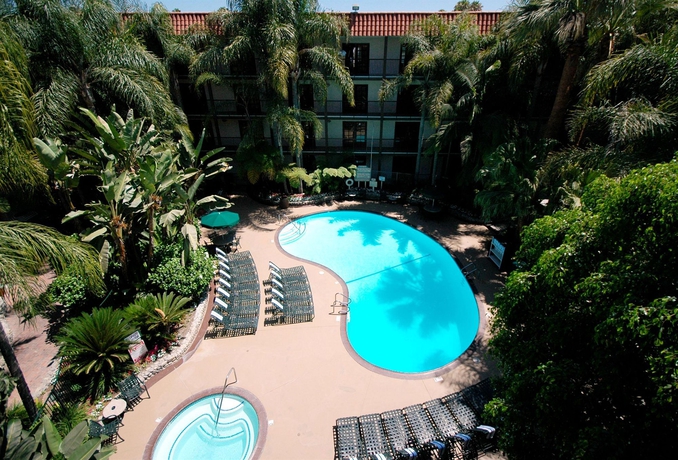Imagen de la piscina del Hotel Buena Park Grand Hotel and Suites. Foto 13