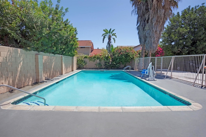 Imagen de la piscina del Hotel Buena Park Inn. Foto 14