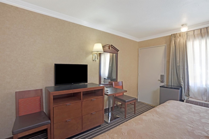 Imagen de la habitación del Hotel Buena Park Inn. Foto 8