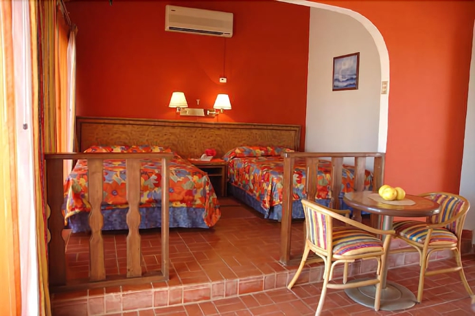 Imagen de la habitación del Hotel Buena Vista Oceanfront and Hot Springs Resort. Foto 3