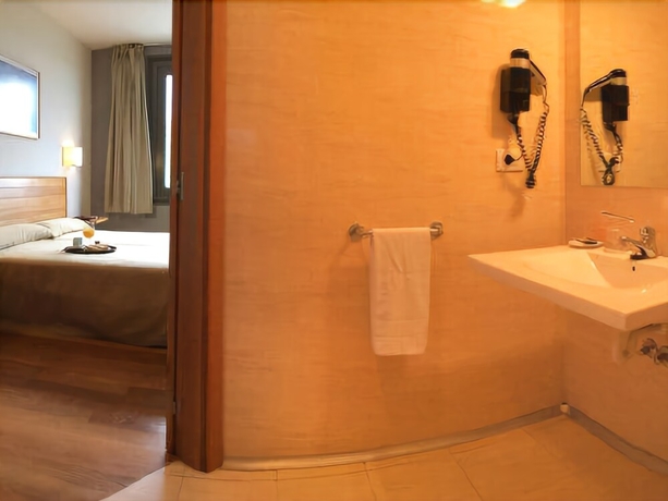 Imagen de la habitación del Hotel Buenavista San Sebastian. Foto 16