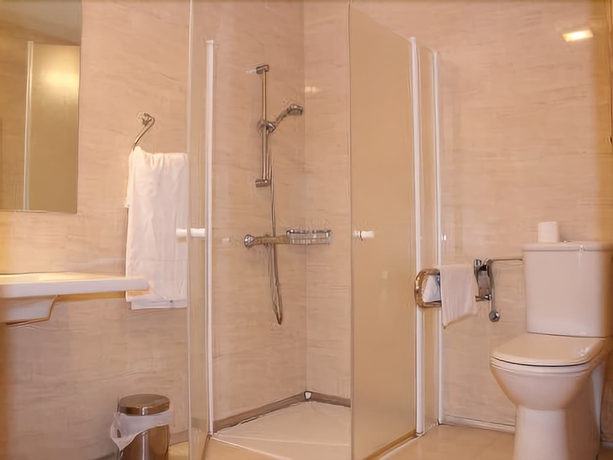 Imagen de la habitación del Hotel Buenavista San Sebastian. Foto 17