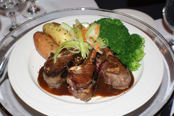 Imagen del bar/restaurante del Hotel Buffalo Bill Village Cabins. Foto 6