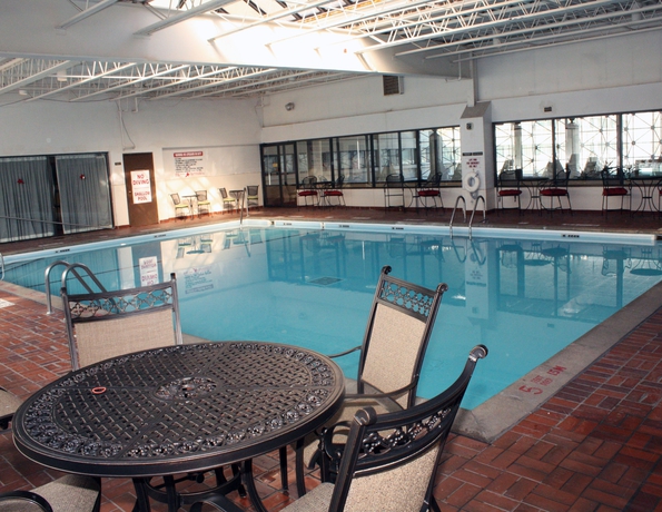 Imagen de la piscina del Hotel Buffalo Grand Hotel. Foto 10