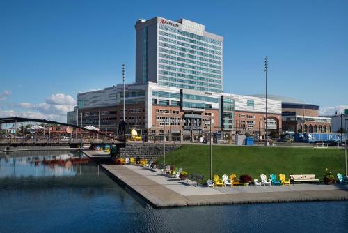 Imagen general del Hotel Buffalo Marriott at LECOM HARBORCENTER. Foto 3