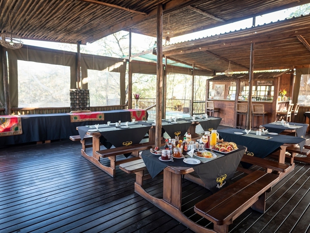 Imagen del bar/restaurante del Hotel Buffalo Rock Tented Camp. Foto 2