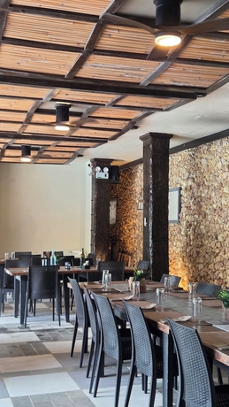 Imagen del bar/restaurante del Hotel Bugana Beach and Dive Resort. Foto 8