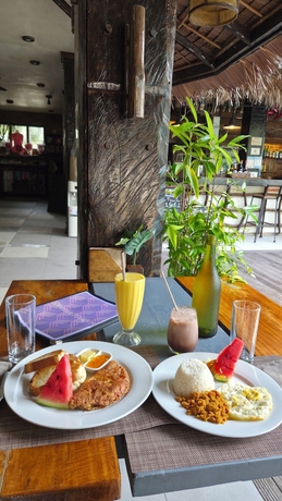 Imagen del bar/restaurante del Hotel Bugana Beach and Dive Resort. Foto 9