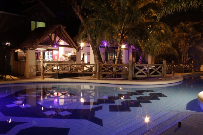 Imagen de la piscina del Hotel Buganvillas Suites and Spa. Foto 15