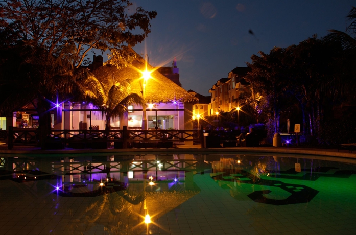 Imagen de la piscina del Hotel Buganvillas Suites and Spa. Foto 16
