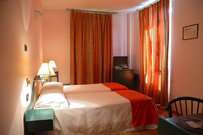 Imagen de la habitación del Hotel Bugella. Foto 7