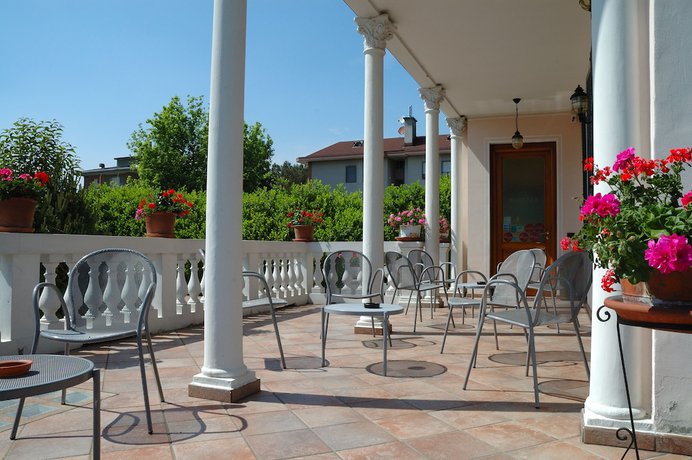 Imagen de los exteriores del Hotel Bugella. Foto 11
