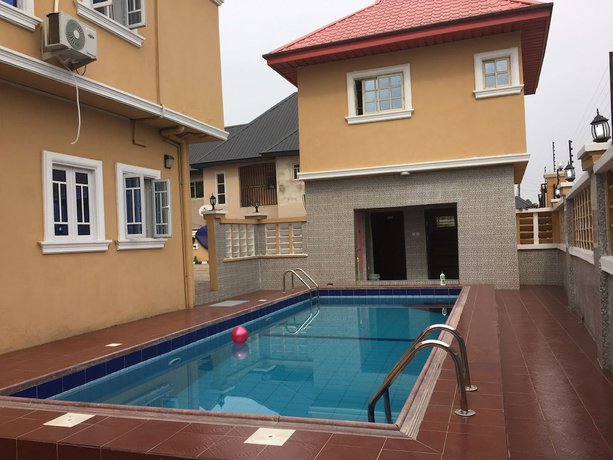 Imagen de la piscina del Hotel Buggatti and Suites. Foto 18