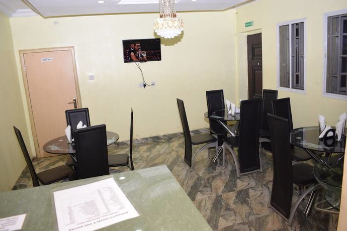 Imagen del bar/restaurante del Hotel Buggatti and Suites. Foto 7