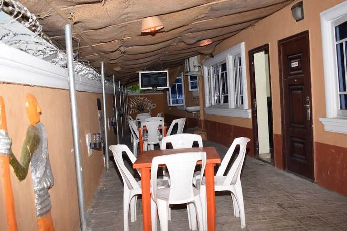 Imagen de los exteriores del Hotel Buggatti and Suites. Foto 14