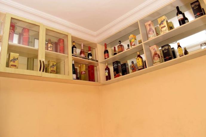 Imagen del bar/restaurante del Hotel Buggatti and Suites. Foto 8