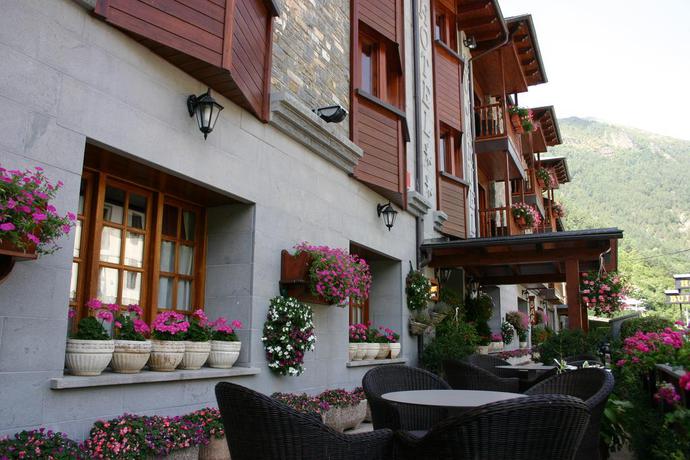 Imagen de los exteriores del Hotel Bujaruelo. Foto 10