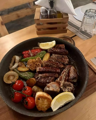 Imagen del bar/restaurante del Hotel Bujtina Ajazi. Foto 1