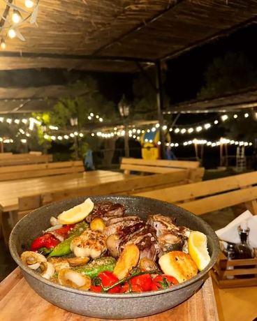 Imagen del bar/restaurante del Hotel Bujtina Ajazi. Foto 3