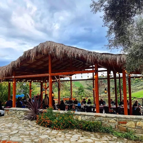 Imagen del bar/restaurante del Hotel Bujtina Ajazi. Foto 4